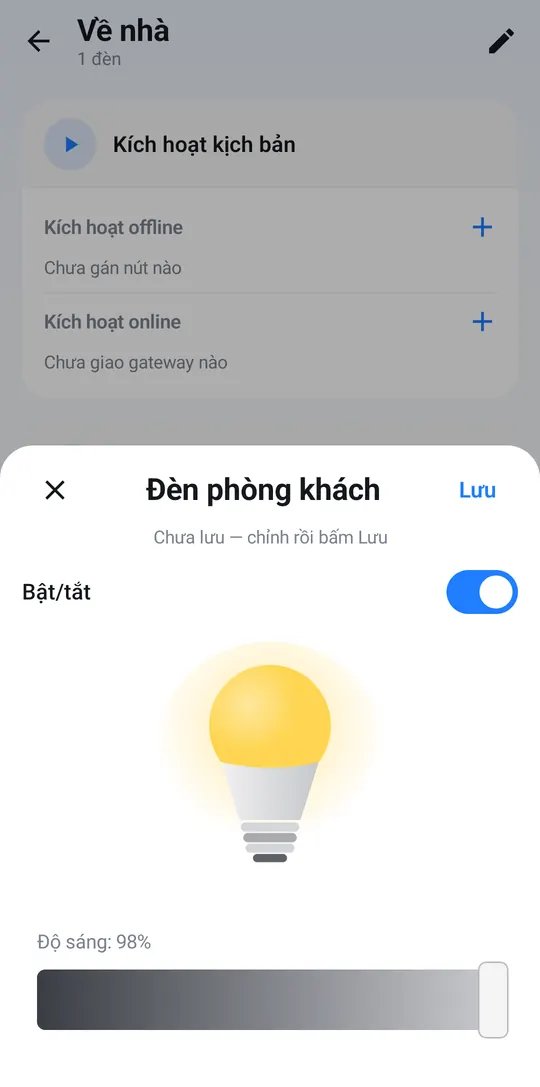 Chỉnh trạng thái đèn phòng khách trong Kịch bản rồi chạm Lưu